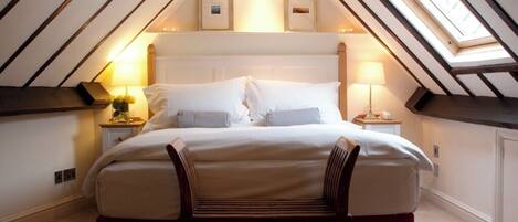 Escritorio, sistema de insonorización y tabla de planchar con plancha