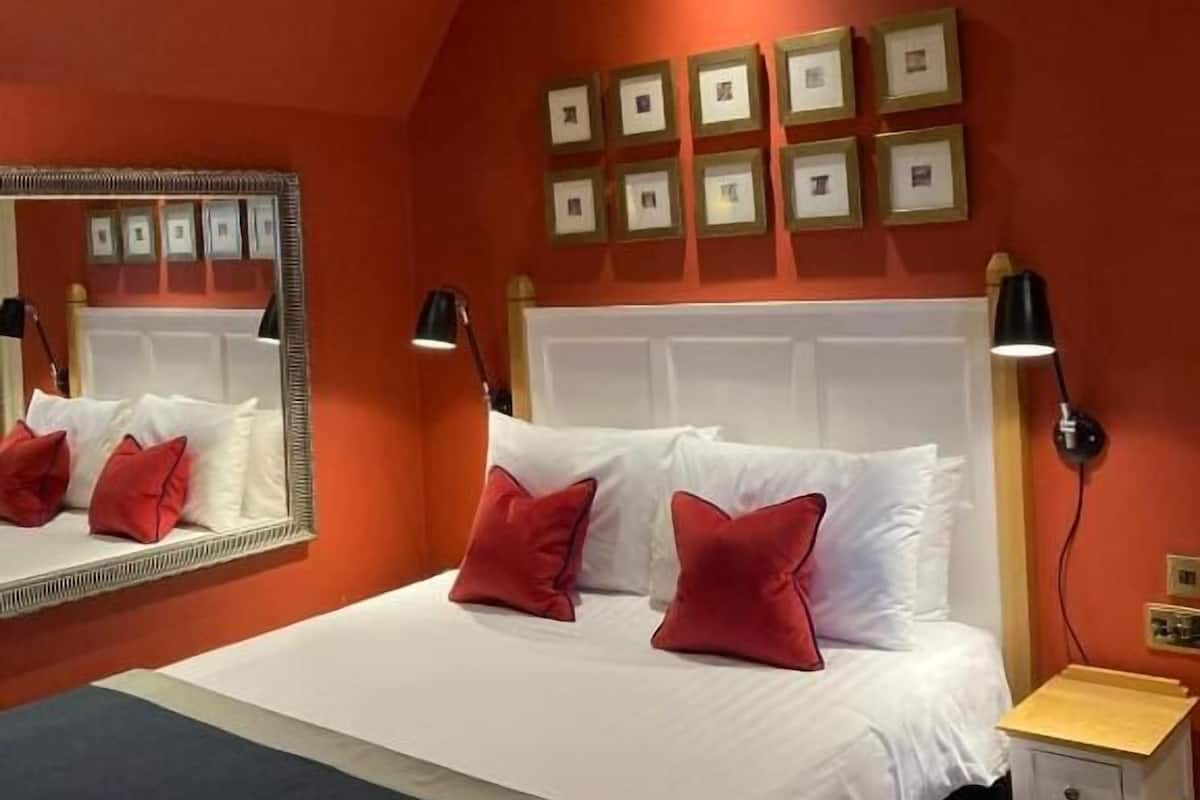 Schreibtisch, schallisolierte Zimmer, Bügeleisen/Bügelbrett