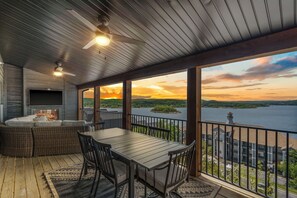 Outdoor dining - Outdoor/Indoor pool, Hot tub, Game Room Lakeviews! (Hollister)