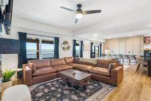 Smart TV, fireplace - Outdoor/Indoor pool, Hot tub, Game Room Lakeviews! (Hollister)