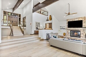 Smart-TV, Kamin, Stereoanlage