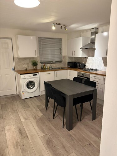 F2S Serviced 2Bed House Wi-fi, Netflix, Parking, Train station nearby. Holiday!