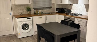F2S Serviced 2Bed House Wi-fi, Netflix, Parking, Train station nearby. Holiday!