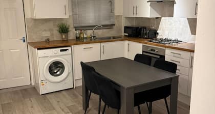 F2S Serviced 2Bed House Wi-fi, Netflix, Parking, Train station nearby. Holiday!