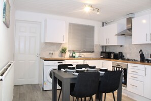 Een koelkast, een magnetron, een oven, een kookplaat