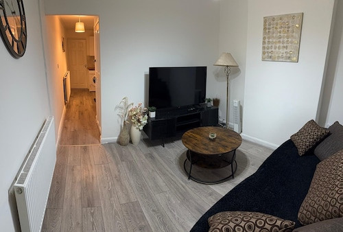 F2S Serviced 2Bed House Wi-fi, Netflix, Parking, Train station nearby. Holiday!