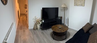F2S Serviced 2Bed House Wi-fi, Netflix, Parking, Train station nearby. Holiday!