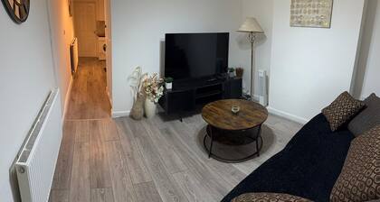F2S Serviced 2Bed House Wi-fi, Netflix, Parking, Train station nearby. Holiday!