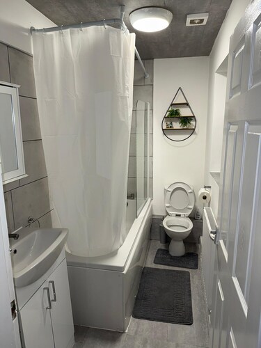 F2S Serviced 2Bed House Wi-fi, Netflix, Parking, Train station nearby. Holiday!