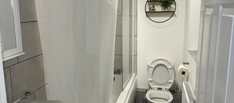 F2S Serviced 2Bed House Wi-fi, Netflix, Parking, Train station nearby. Holiday!