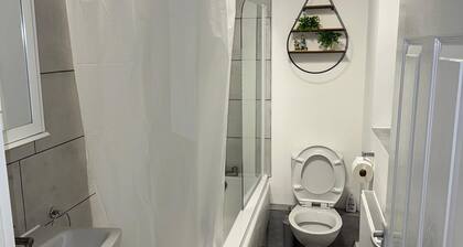 F2S Serviced 2Bed House Wi-fi, Netflix, Parking, Train station nearby. Holiday!