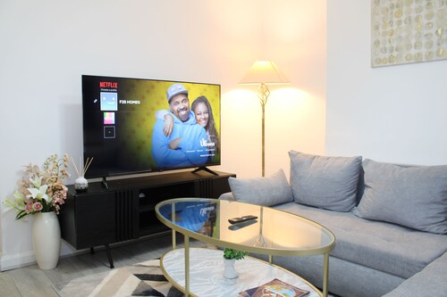 F2S Serviced 2Bed House Wi-fi, Netflix, Parking, Train station nearby. Holiday!