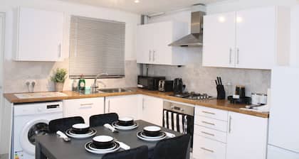 F2S Serviced 2Bed House Wi-fi, Netflix, Parking, Train station nearby. Holiday!