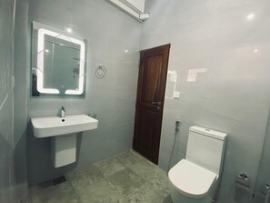 Deluxe-Doppelzimmer, Balkon | Badezimmer