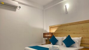 Desk, soundproofing, WiFi (free), bed sheets - Trinco Beach Resort (Trincomalee)