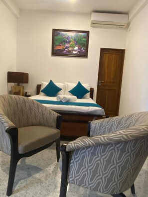 Desk, soundproofing, free WiFi, bed sheets - Trinco Beach Resort (Trincomalee)