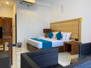 Desk, soundproofing, free WiFi, bed sheets - Trinco Beach Resort (Trincomalee)