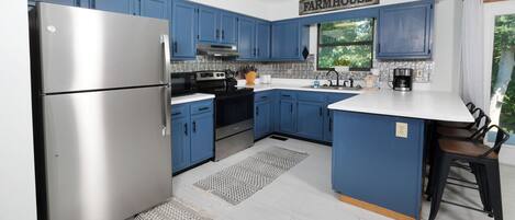 Køleskab, mikrobølgeovn, ovn, kogeplade