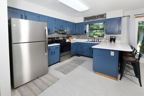 冷蔵庫、電子レンジ、オーブン、コンロ