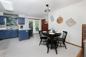 Fridge, microwave, oven, stovetop - Green Acres "is the place to be" in the mountains! Pet friendly, mountain view! (Sevierville)