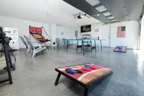 Game room - Green Acres "is the place to be" in the mountains! Pet friendly, mountain view! (Sevierville)
