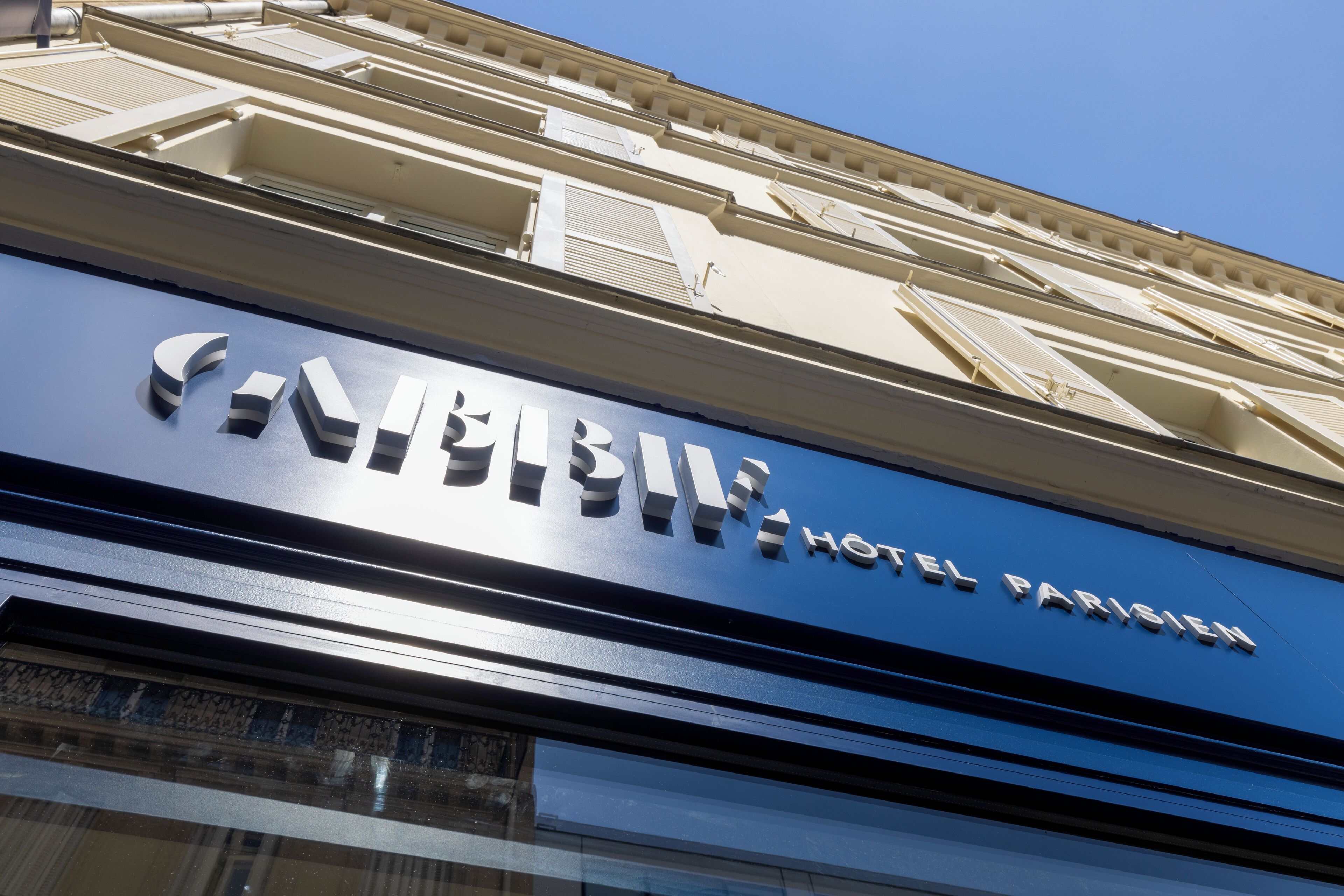 The exterior of the Galleria Hotel Parisien with its name displayed prominently.