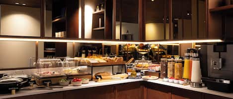 Petit déjeuner buffet (14 EUR par personne)