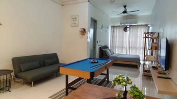 Studio Standard | Skrivbord, arbetsyta för laptop, gratis wi-fi och sÀngklÀder