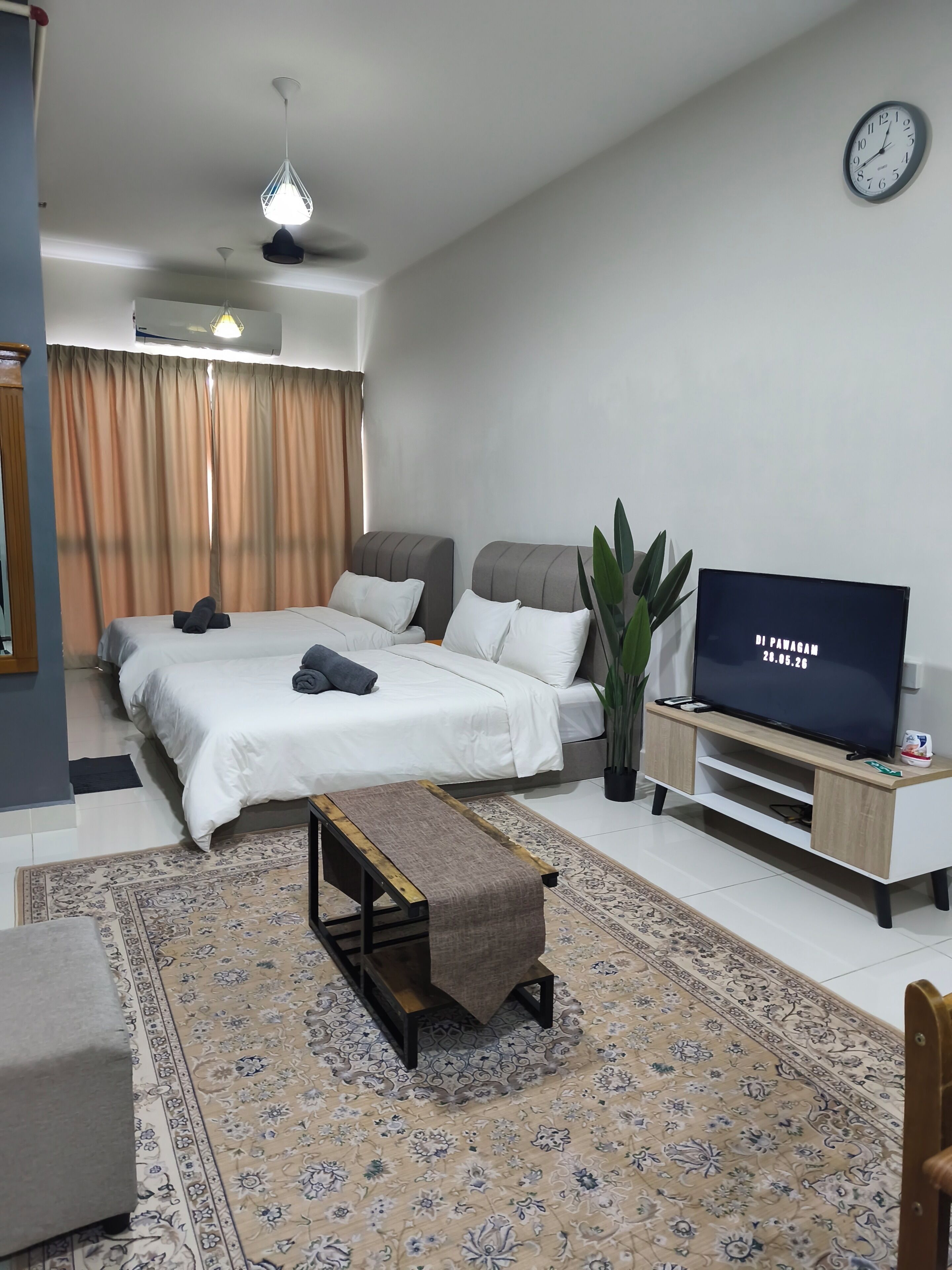 Family Studio | Desk, laptop workspace, free WiFi, bed sheets