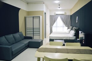 Familjestudio - 2 queensize-sÀngar | 1 sovrum, skrivbord, arbetsyta för laptop och gratis wi-fi