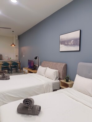 Family Studio | Desk, laptop workspace, free WiFi, bed sheets - KLIA AIRPORT HOMESTAY (Sepang)