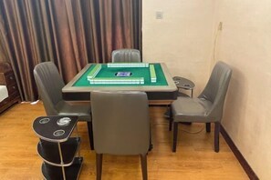 A room with a green pool table, four chairs, a small table with a lamp, and a curtain. - Jiangmen Xinhui Chenpi Redwood Hotel (Xinhui Sports Center) (Jiangmen)