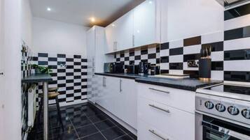 Full-sized fridge, microwave, oven, stovetop