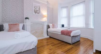 Spacious 4-Bed House Manchester