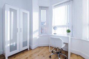4 bedrooms, desk, iron/ironing board, free WiFi - Spacious 4-Bed House Manchester (Salford)