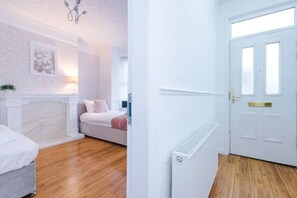 4 phòng ngủ, bàn, bàn ủi/dụng cụ ủi quần áo 