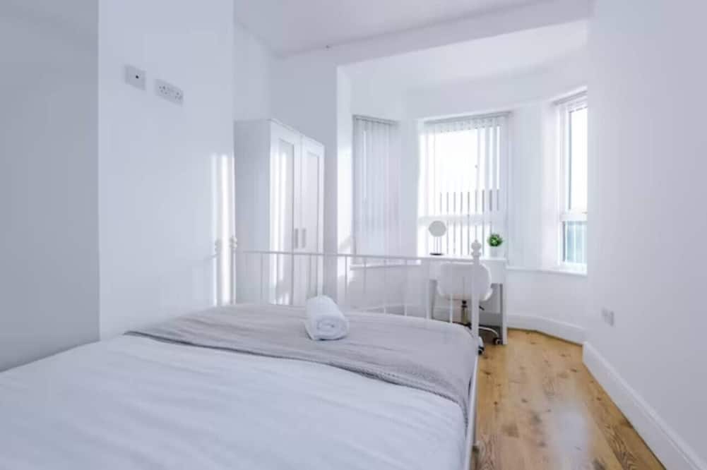 Spacious 4-Bed House Manchester - Eccles