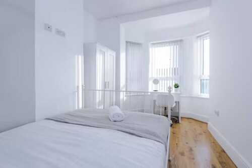 Spacious 4-Bed House Manchester