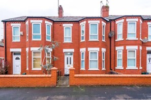 Exterior - Spacious 4-Bed House Manchester (Salford)