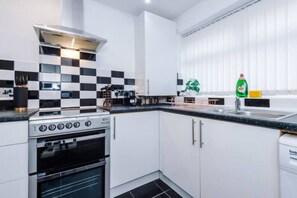 Full-sized fridge, microwave, oven, stovetop