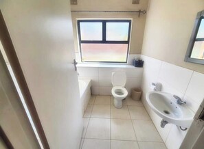 Apartment | Bathroom | Deep soaking tub, towels, toilet paper - Remarkable 2-bed Apartment in Harare (Harare)