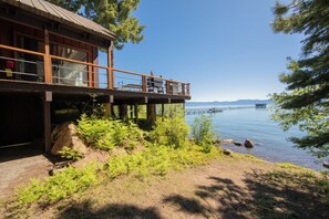 Property grounds - Towering Pines By Tahoe Getaways - LAKE FRONT - Private Hot tub and Buoy (Tahoe City)