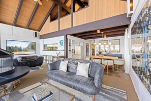Smart TV, fireplace, video games, books - Towering Pines By Tahoe Getaways - LAKE FRONT - Private Hot tub and Buoy (Tahoe City)