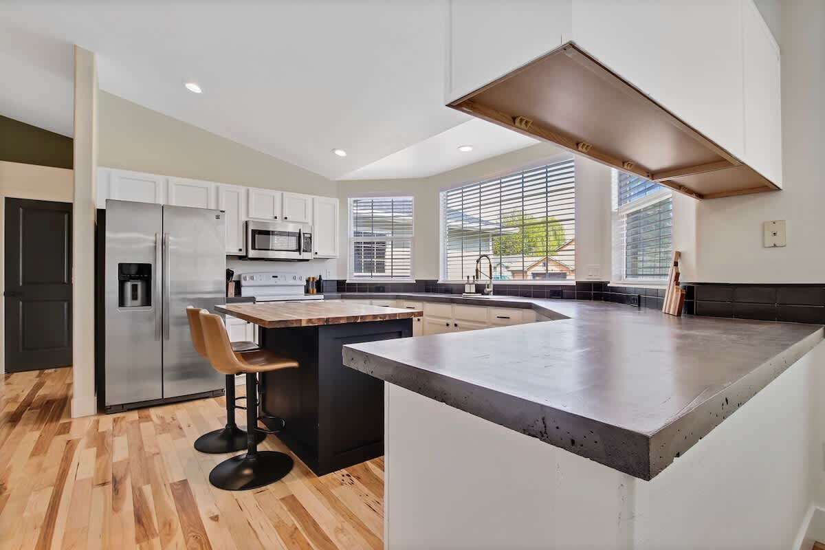 Kjøleskap, mikrobølgeovn, ovn og kokeplater