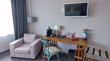 Tweepersoonskamer, op benedenverdieping | Woonruimte | Een 55-cm flatscreentelevisie met premium tv-zenders