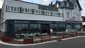 A building with signage reading "ES FREGATES BRASSERIE RESTAURANT." - Les Fregates (Veulettes-sur-Mer)