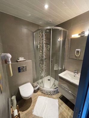 Chambre vue mer,Mansardée | Salle de bain | Séchoir à cheveux, serviettes fournies, savon, shampooing