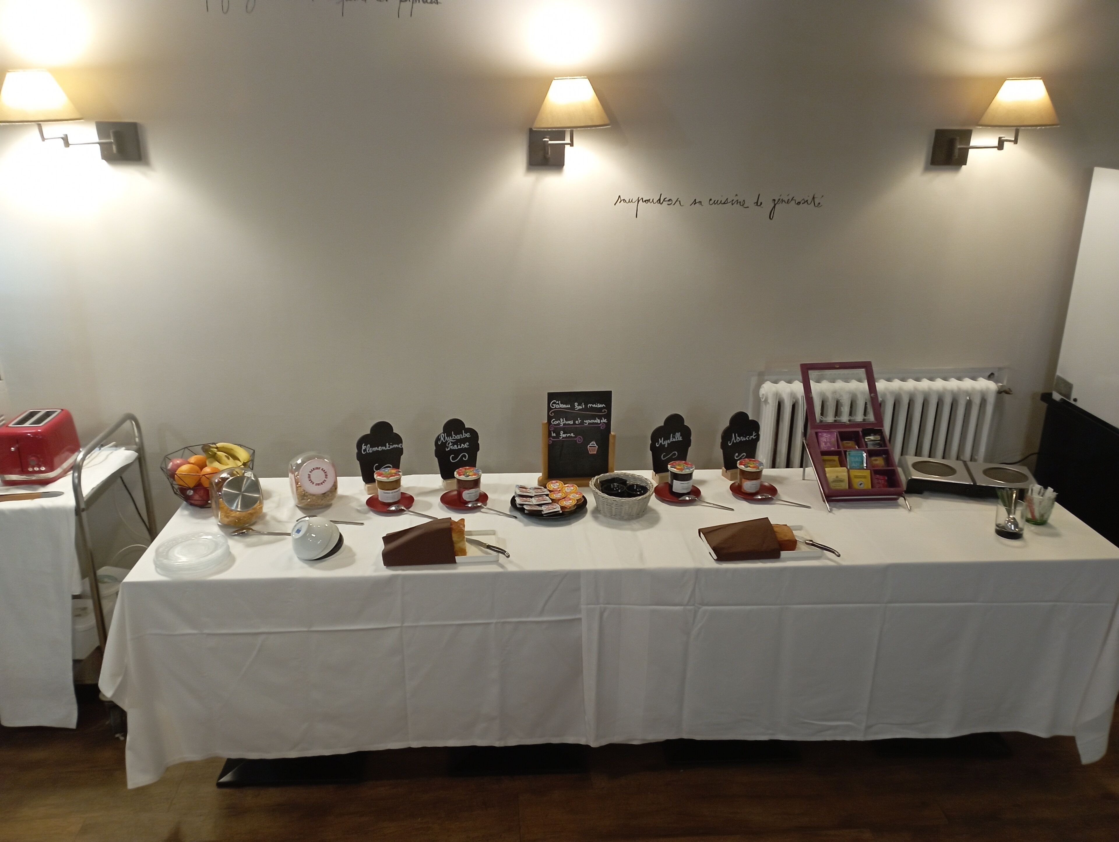 每日供应自助式早餐（每人 EUR 12）