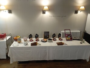 A buffet table with various food items and a sign that says "moules et légumes à cuisine de génie".