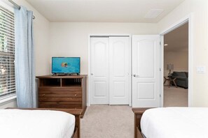5 bedrooms, iron/ironing board, WiFi, bed sheets - Gorgeous Villa, Private Pool! (Kissimmee)